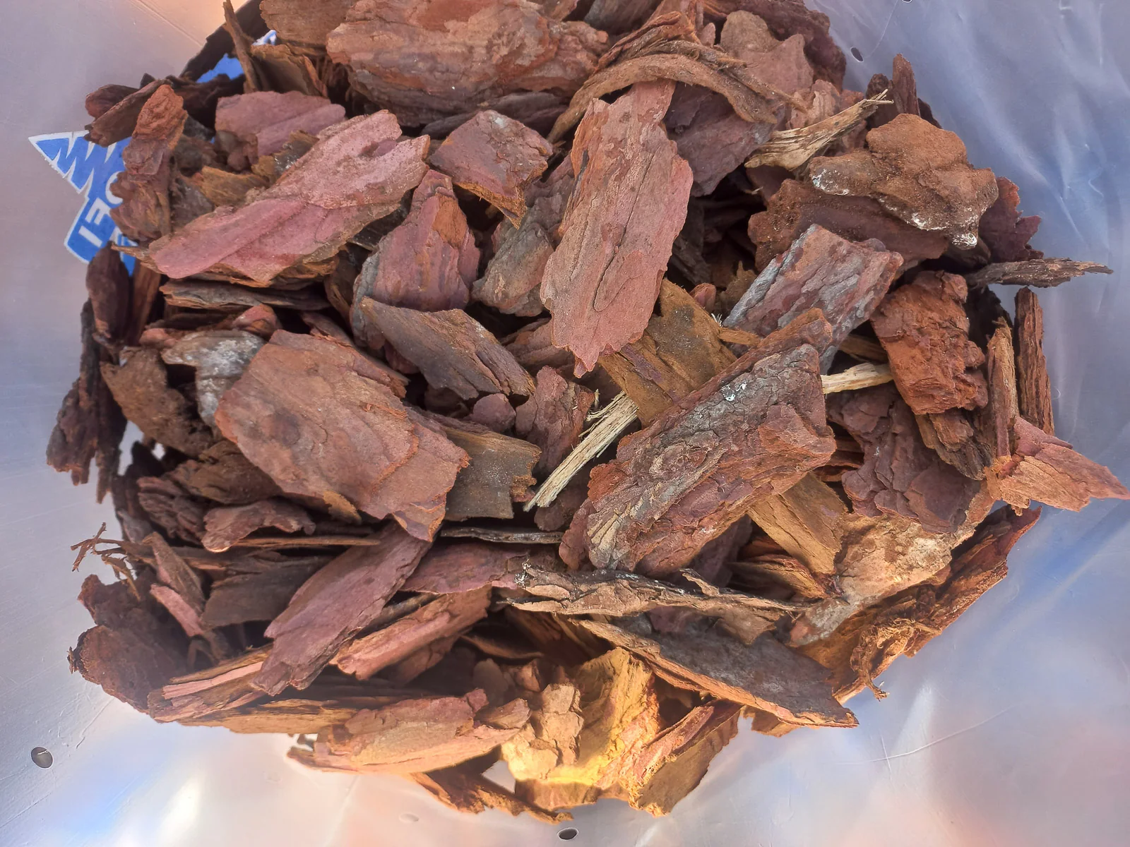 Rindenmulch im Herbstgarten: Bodenschutz vor dem Winter